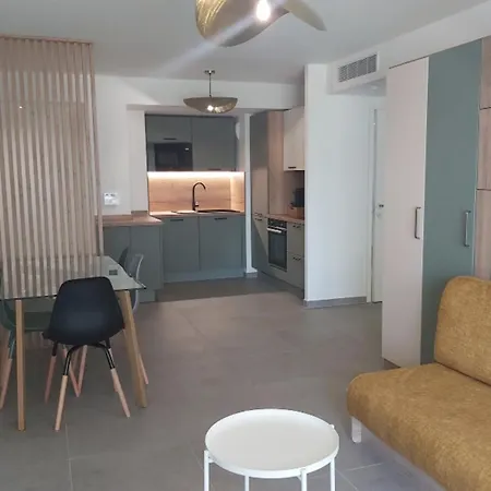 아파트 Seafront With Pool And Comfort